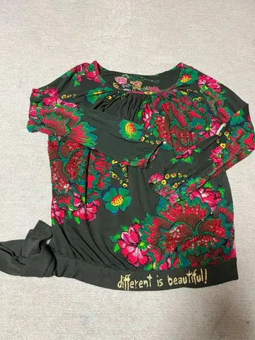 데시구알 스팽글 장식 꽃무늬 긴팔 상의