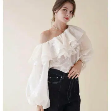 Acka. embroidery frill blouse