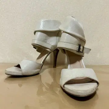 JOE SANCHEZ 오픈토 하이힐 화이트