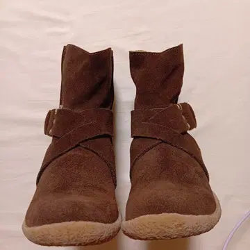 다크 브라운 스웨이드 밴딩 밑창 숏부츠