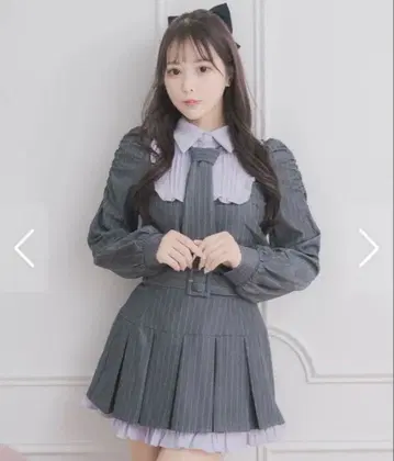 pium 셋업 넥타이 포함 스퀘어 프릴 긴팔 상의 미니 스커트