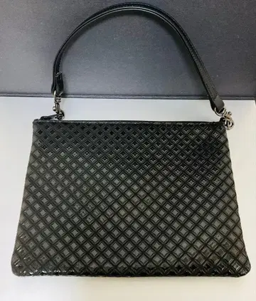 블랙 다이아몬드형 엠보싱 핸드백