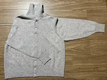 tumugu 그레이 버튼 부착 하이넥 니트 스웨터