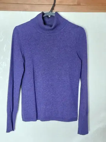 유니클로 캐시미어 100% 터틀넥 스웨터 퍼플