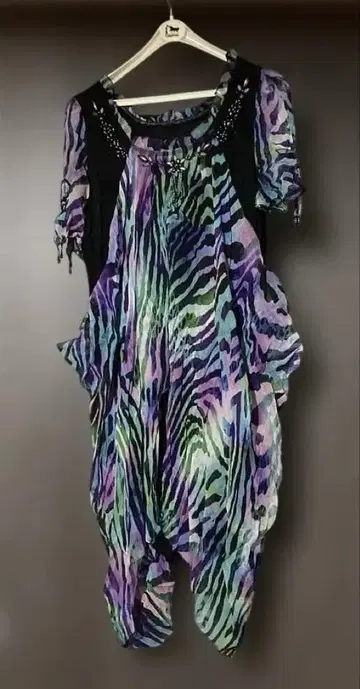 이타리야 애니멀 프린트 슬리브리스 튜닉