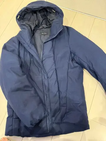 네이비 후드 부착 다운 자켓