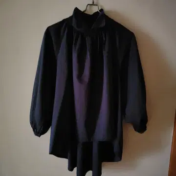 미즈이로 인드 스탠드 셔츠 칼라 개더 셔츠