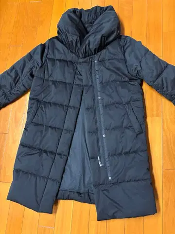 후드 부착 블랙 다운 자켓