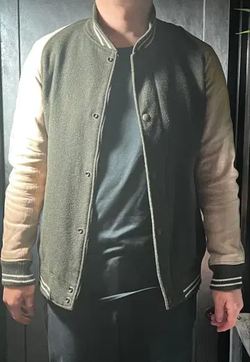 glamb 팔 가죽 절개 바시티 자켓