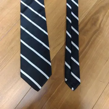 블랙과 화이트 스트라이프 넥타이