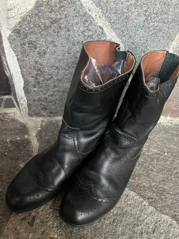 cavacava 블랙 가죽 숏부츠 24