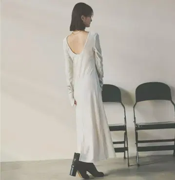 HANNE 오픈 백 벨로아 원피스