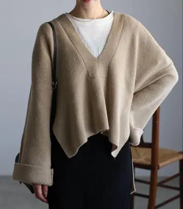 사키시마 도쿄 베이지 V넥 니트
