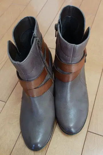 브라운 계열 가죽 부츠 중간 힐