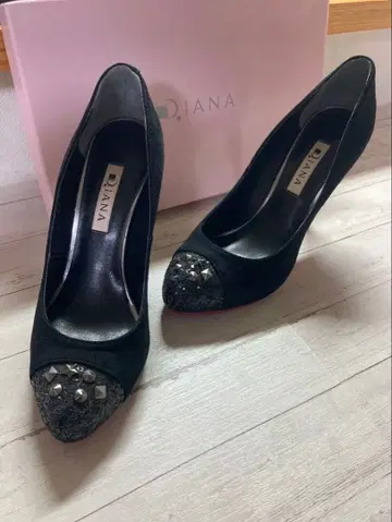 다이애나 블랙 스터드 하이힐