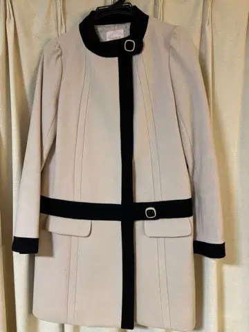 베이지와 블랙의 롱 코트