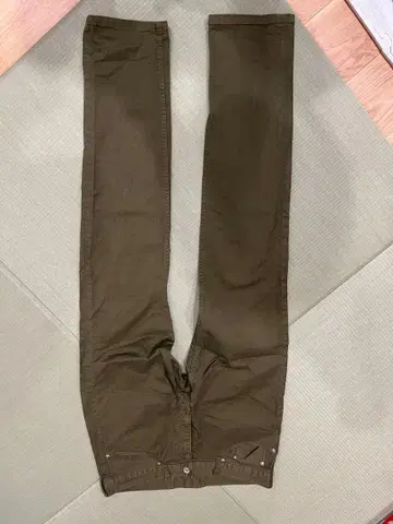 올리브색 슬림핏 치노 팬츠