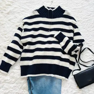 슬로브 이에나 와플 보더 니트 하이넥 울 루즈핏