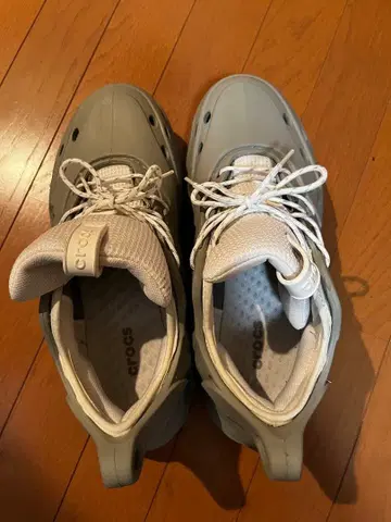 crocs 그레이 스니커즈