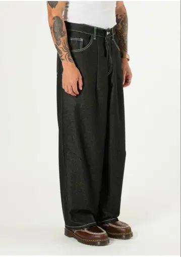 Estudio Niksen Raw Denim Balloon Jeans