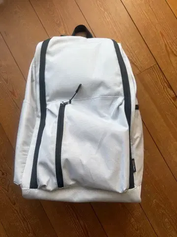 워크맨 화이트 백팩 2개의 지퍼 포켓 부착