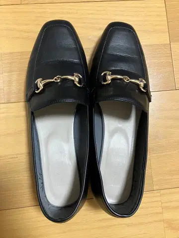 새상품급 박스 포함 HIMIKO 블랙 로퍼 23.5