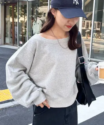 [ 새상품급 ] DISCOAT 디스코트 오프숄더 맨투맨 그레이 M 사이즈