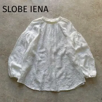 슬로브 이에나 컷 자카드 볼륨 슬리브 블라우스 화이트