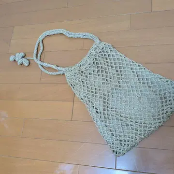 베이지색 그물 짜임 메쉬 백