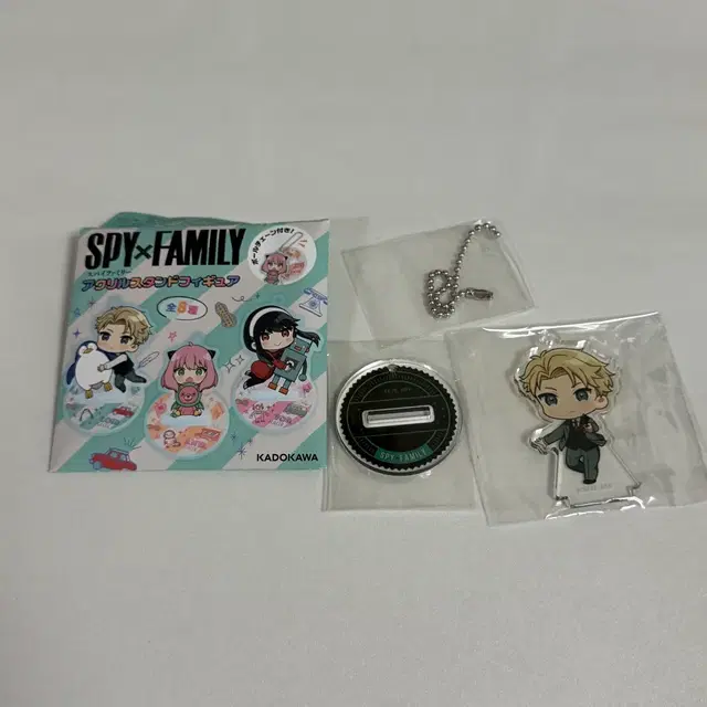 스파이 패밀리 로이드 포저 아크릴 스탠드 키링