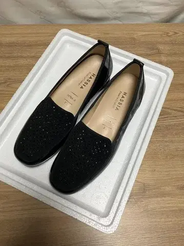 HASSIA 큐빅 에나멜 로퍼 3.5 블랙