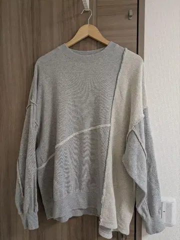 비대칭 그레이 긴팔 맨투맨