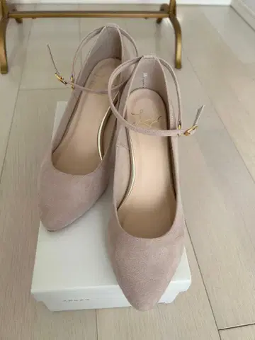 라우나레아 베이지 스트랩 펌프스