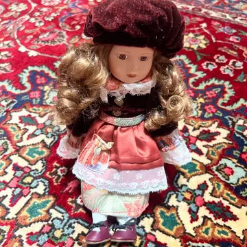 레이스 달린 드레스 인형