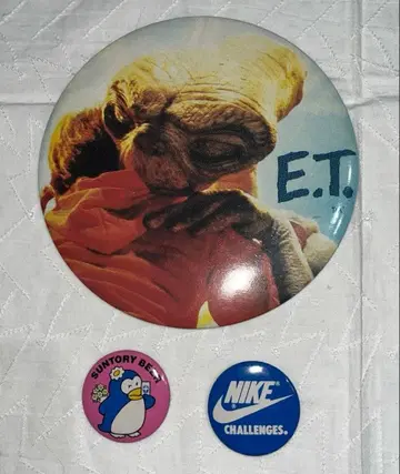 쇼와 레트로 E.T. 배지와 Suntory Nike 캔뱃지 빈티지 세트