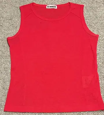 질 샌더 슬리브리스 상의 레드