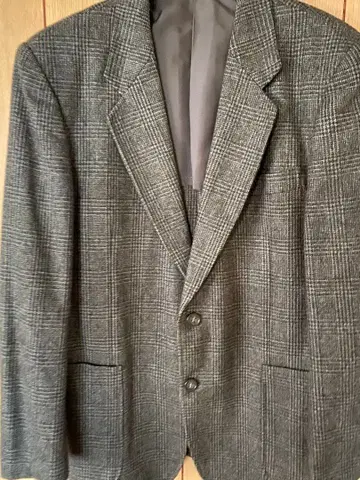 그레이 계열 체크 무늬 테일러드 자켓