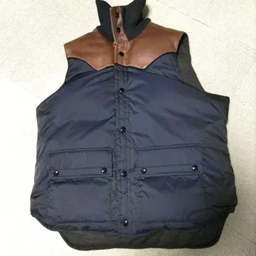 다운 베스트 네이비 가죽 옷깃