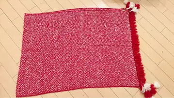 빨간색과 화이트 트위드 머플러 폼폼 포함