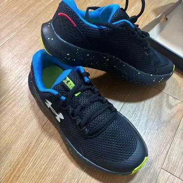 Under Armour 스니커즈 블랙/블루/그린 22.5cm