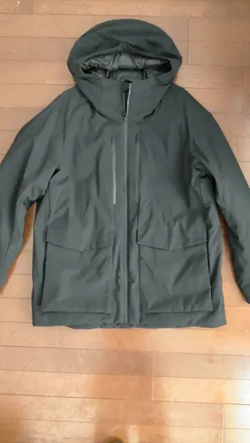 유니클로 2024년 디자인 하이브리드 다운 의류 (남성용)