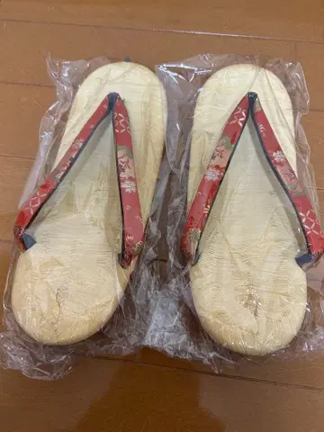 미사용 빨간색과 화이트 꽃무늬 조리