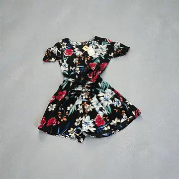 GORGIE 꽃무늬 반팔 무릎 기장 원피스 (안에는 바지)