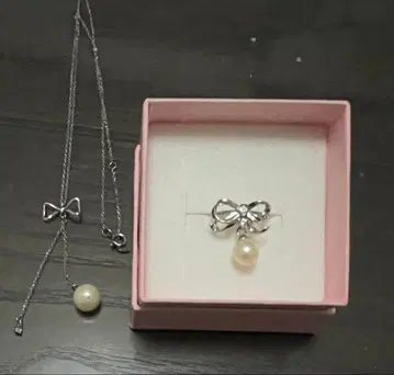 펄이 흔들리는 롱 목걸이 리본 모티브 반지