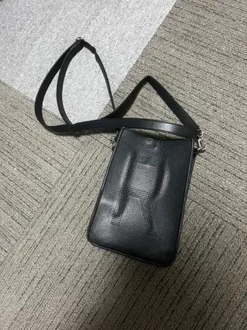 아담스 저글러 블랙 숄더백 R 로고