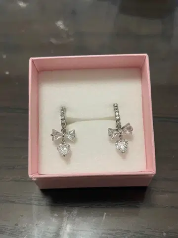 K10 포스트 부분 리본 모티브 중절 후프 귀걸이