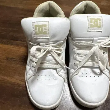 가격 인하 DC 화이트 스니커즈