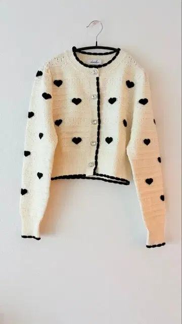 dazzlin 아이보리 하트 무늬 크롭 가디건