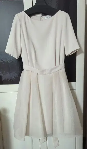 프레이 아이디 아이보리 무릎 기장 원피스 반팔