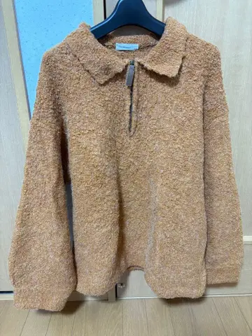 MUHET 하프 지퍼 부클레 니트